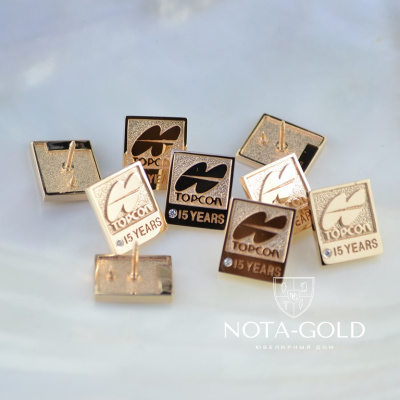 Значки с бриллиантами 1,25 мм из золота в виде логотипа фирмы (вес 2,9 гр.)