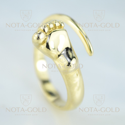 Легковесное безразмерное золотое кольцо с пяточкой ребёнка без вставок из жёлтого золота (Вес: 2,5 гр.)