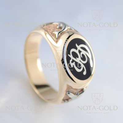 Мужское золотое кольцо с инициалами, эмалью и гравировкой в подарок на юбилей (Вес: 12,5 гр.)