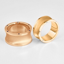 Широкие вогнутые обручальные кольца из красного и желтого золота с бриллиантами и сапфирами (Вес пары 26,1 гр.)