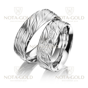 Широкие платиновые обручальные кольца с узором и дорожкой бриллиантов в женском кольце (Вес пары: 19 гр.)