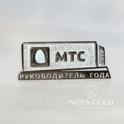 Золотые значки для компании из белого золота 585 пробы с перламутром