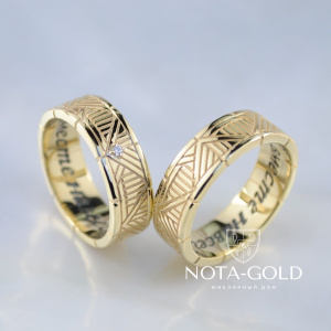 Обручальные кольца на заказ из жёлтого золота с узором, гравировкой и бриллиантом в женском кольце (Вес пары 17 гр.)