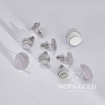 Ювелирный комплект значок и серьги с логотипом компании из белого золота  (Вес 6,8гр.)