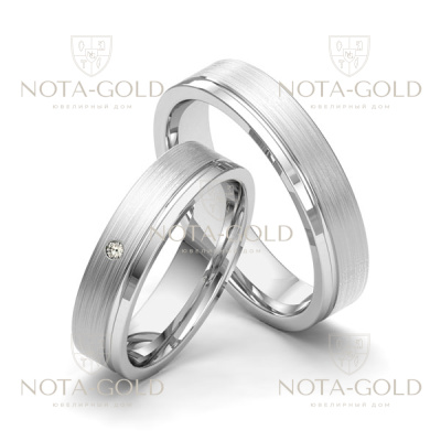 Узкие платиновые обручальные кольца с шероховатой и гладкой поверхностью и бриллиантом в женском кольце (Вес пары: 16 гр.)