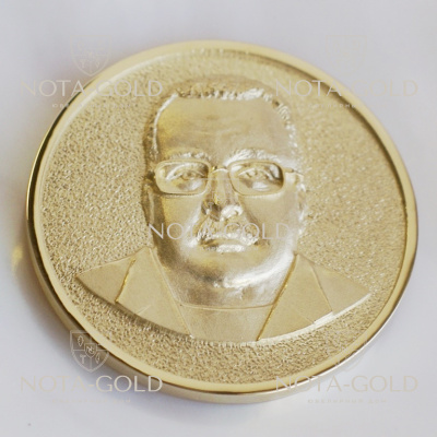 Медаль с портретом юбиляра из золота