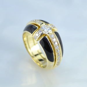 Мужской перстень из жёлтого золота с бриллиантами и эмалью (Вес: 11 гр.)