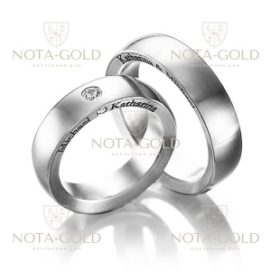 Классические платиновые обручальные кольца с гравировкой и двумя бриллиантами в женском кольце (Вес пары: 18 гр.)