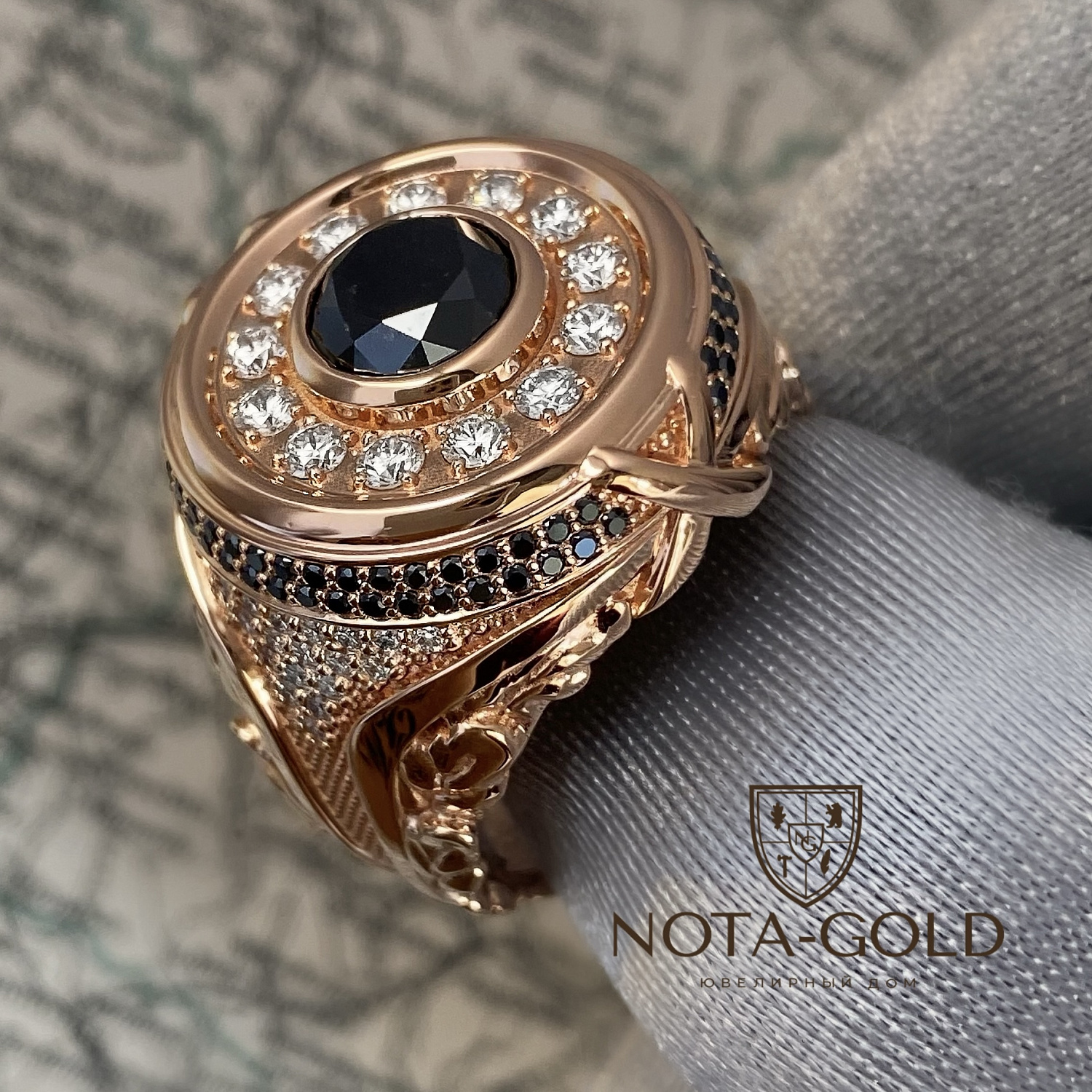 Золотой перстень с бриллиантами