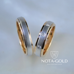 Двухцветные матовые обручальные кольца с тремя бриллиантами в женском кольце (Вес пары: 13 гр.)