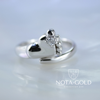 Кольцо пяточка младенца из белого золота 585 пробы с фианитом (Вес: 6 гр.)