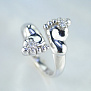 Безразмерное серебряное кольцо с двумя пяточками ребёнка родированное серебро 925 пробы с фианитами (Вес: 7 гр.)