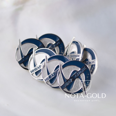 Партия нагрудных значков из серебра и белого золота с эмалью и логотипом компании