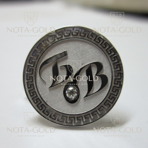Значки с инициалами и бриллиантами из серебра 925 пробы на заказ