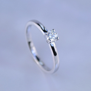 Женское тонкое кольцо из белого золота с бриллиантом (Вес: 2 гр.)