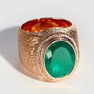 Широкое кольцо из красного золота с изумрудом (Вес 36 гр.)