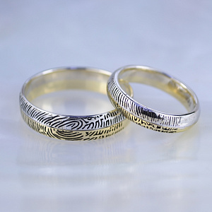 Обручальные кольца с отпечатками пальцев из двух оттенков золота с чернением (Вес пары: 11 гр.)