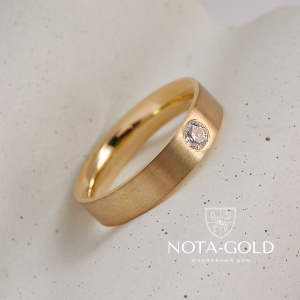 Классическое кольцо с бриллиантом и комфортной посадкой из сатинированного жёлтого золота (Вес: 14 гр.)