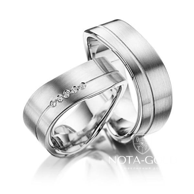Широкие некруглые матовые платиновые обручальные кольца с пятью бриллиантами в женском кольце (Вес пары: 21 гр.)
