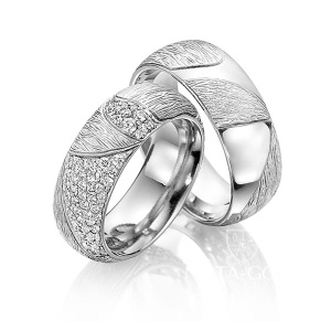 Широкие платиновые обручальные кольца с глянцево-текстурным узором и многочисленными бриллиантами в женском кольце (Вес пары: 20 гр.)