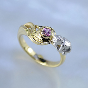 Кольцо со спящим пупсиком из золота 585 пробы с розовым рубином (Вес: 5 гр.)
