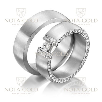 Широкие плоские матовые платиновые обручальные кольца с многочисленными бриллиантами в женском кольце (Вес пары: 20 гр.)