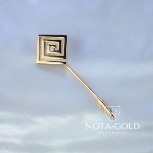 Золотой значок с логотипом Компании, с бриллиантом по центру на иголке (Вес: 2,7 гр.)