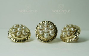 Комплект ювелирных украшений из жёлтого золота с жемчугом - кольцо и серьги в виде цветков на заказ (Вес: 24 гр.)