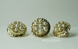 Комплект ювелирных украшений из жёлтого золота с жемчугом - кольцо и серьги в виде цветков на заказ (Вес: 24 гр.)