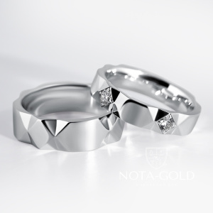 Граненые обручальные кольца из белого золота с бриллиантами в женском кольце (Вес пары 12,6 гр.)
