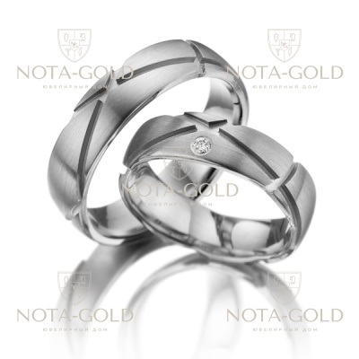 Широкие платиновые обручальные кольца с канавками и бриллиантом в женском кольце (Вес пары: 18 гр.)