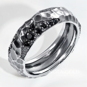 Мужское кольцо из белого золота с камнями и фактурной поверхностью с чернением (Вес 11 гр.)