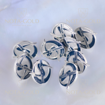 Партия нагрудных значков из серебра и белого золота с эмалью и логотипом компании