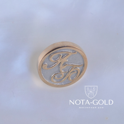 Нагрудный именной значок из золота с инициалами