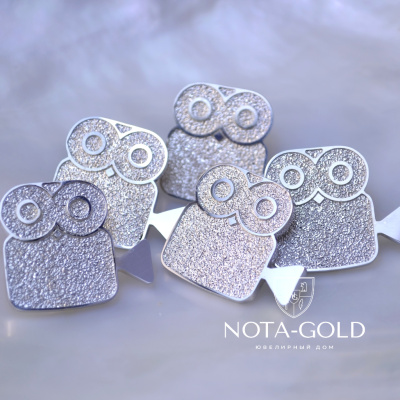 Серебряные нагрудные значки с логотипом (Вес 6 гр.)