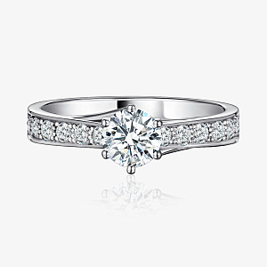 Кольцо из белого золота с лабораторным бриллиантом 0,7ct и дорожкой лабораторных бриллиантов (Вес 3,4 гр. )