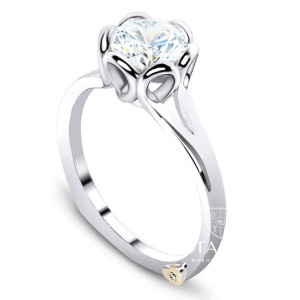Кольцо для помолвки с сердечком на шинке из белого золота с малым и большим бриллиантом (Вес 4 гр.)