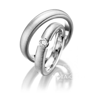 Узкие шероховатые платиновые обручальные кольца с бриллиантом в женском кольце (Вес пары: 15 гр.)