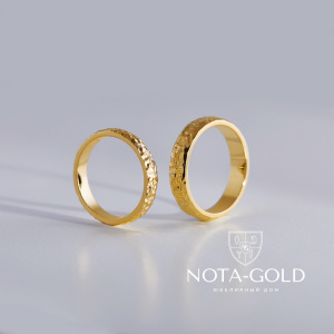 Узкие обручальные кольца из желтого золота с рельефной поверхностью (Вес пары 12,3 гр.)