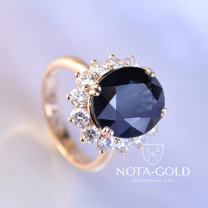 Женское золотое кольцо с крупным натуральным сапфиром, бриллиантами и гравировкой (Вес: 5 гр.)