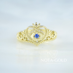 Кольцо в подарок на рождение малыша с пяточками и короной из жёлтого золота с синим фианитом (Вес: 4 гр.)