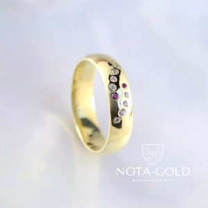Широкое кольцо из жёлтого золота с бриллиантами и рубинами (Вес 5,5 гр.)