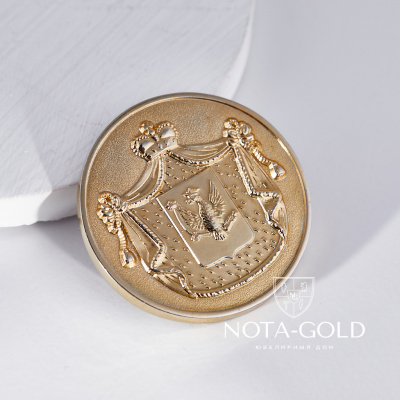 Медаль из металла с гальваническим покрытием и цветной эмалью в подарок мужчине на 50 лет с личным фамильным гербом