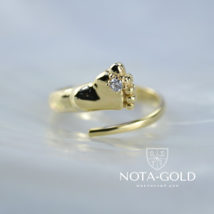 Легковесное золотое кольцо на рождение ребенка в виде ножки с фианитом из жёлтого золота 585 пробы (Вес: 3,5 гр.)